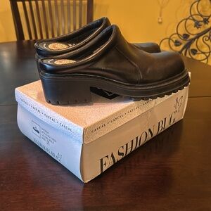 Gelron 2000 Earth Shoes, hardly used ever. Woman’s 7. Comes with damaged box.